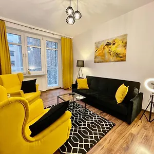 Apartment Diamond Metro Wifi 300 Mbs 70'tv Netflix Hbo Appletv+, Warsaw